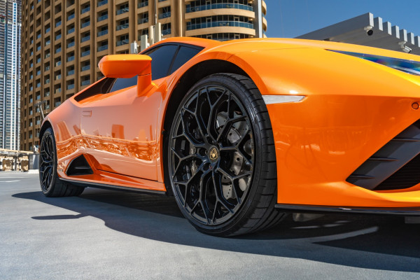البرتقالي Lamborghini Huracan, 2020 للإيجار في دبي 1