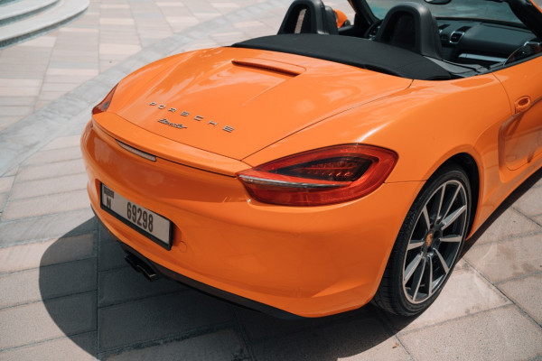 البرتقالي Porsche Boxster, 2016 للإيجار في دبي 4