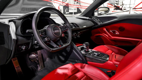 أحمر Audi R8, 2021 للإيجار في دبي 1