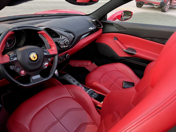 أحمر Ferrari 488 Spyder, 2017 للإيجار في دبي 2