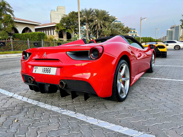 أحمر Ferrari 488 Spyder, 2017 للإيجار في دبي 3