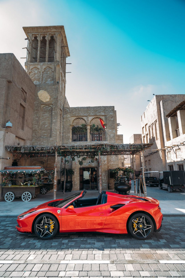 Rot Ferrari F8 Tributo Spyder, 2022 für Miete in Dubai 0