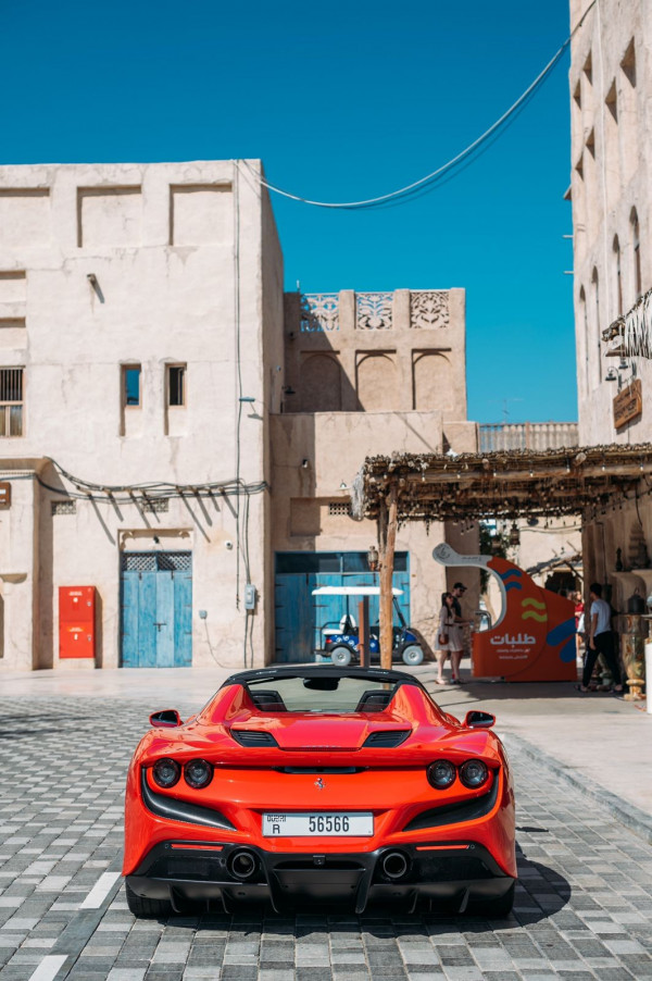 Rot Ferrari F8 Tributo Spyder, 2022 für Miete in Dubai 3