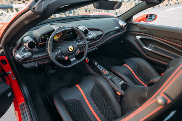 Rot Ferrari F8 Tributo Spyder, 2022 für Miete in Dubai 4