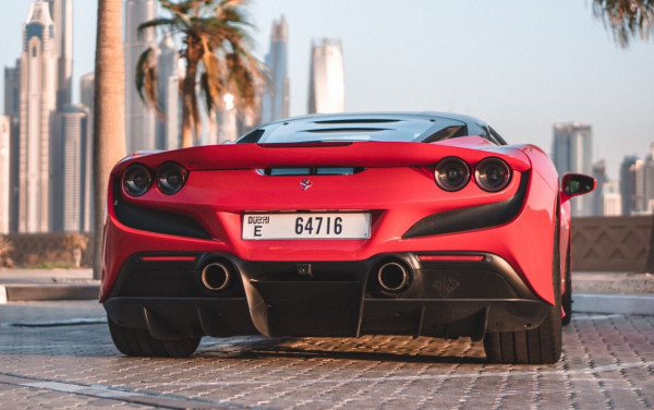 أحمر Ferrari F8 Tributo, 2020 للإيجار في دبي 0