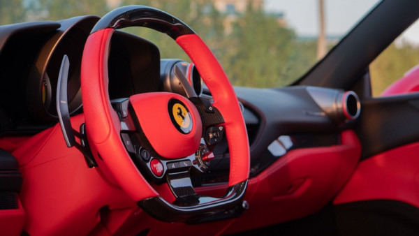أحمر Ferrari F8 Tributo, 2020 للإيجار في دبي 1