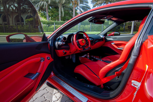 أحمر Ferrari F8 Tributo, 2020 للإيجار في دبي 6