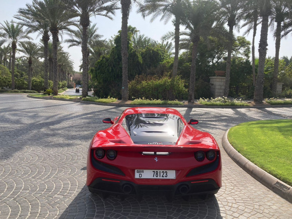 أحمر Ferrari F8 Tributo, 2021 للإيجار في دبي 0