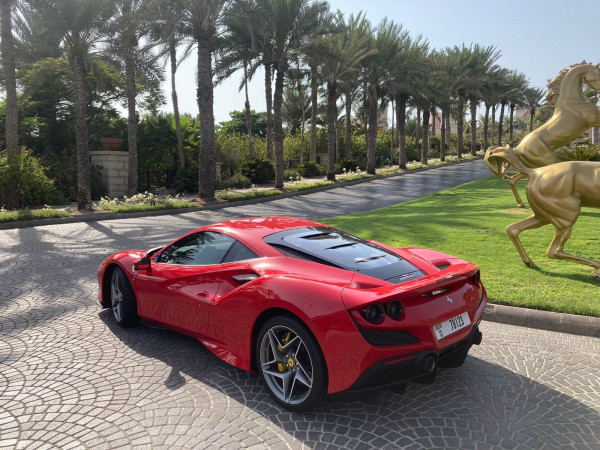 أحمر Ferrari F8 Tributo, 2021 للإيجار في دبي 2