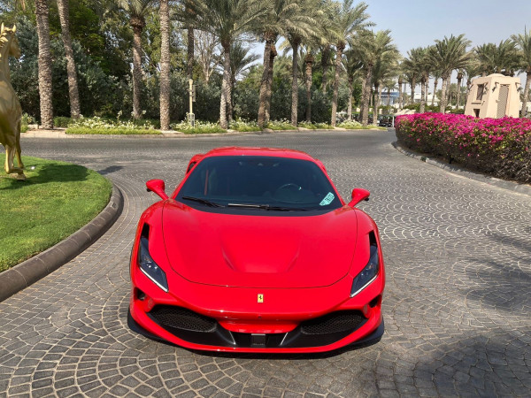 أحمر Ferrari F8 Tributo, 2021 للإيجار في دبي 3