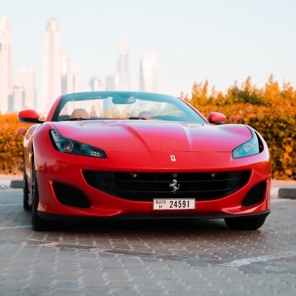 红色 Ferrari Portofino Rosso, 2019 迪拜汽车租凭 3