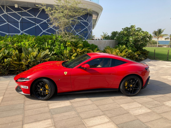 أحمر Ferrari Roma, 2021 للإيجار في دبي 0