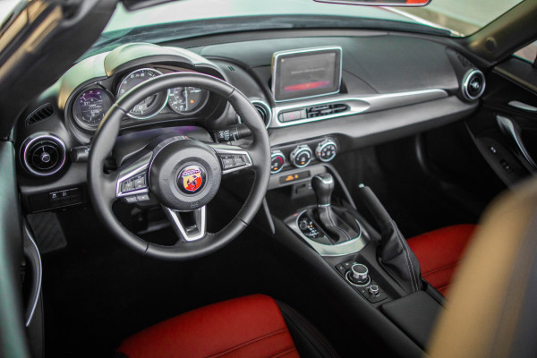 红色 Fiat Abarth 124 Spider, 2019 迪拜汽车租凭 5
