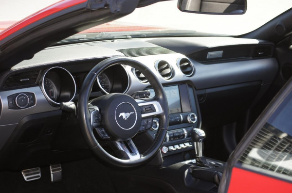 أحمر Ford Mustang, 2019 للإيجار في دبي 4