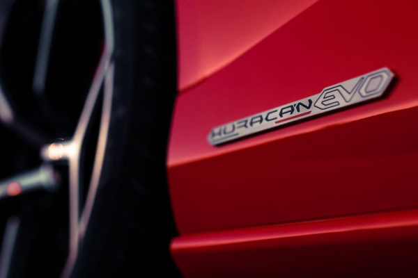 أحمر Lamborghini Huracan Evo Coupe, 2020 للإيجار في دبي 1