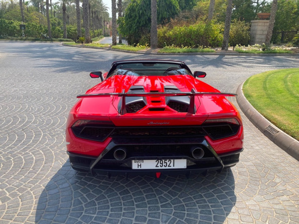Rouge Lamborghini Huracan Performante Spyder, 2019 à louer à Dubaï 4