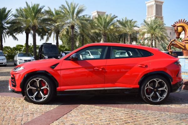 أحمر Lamborghini Urus, 2019 للإيجار في دبي 2