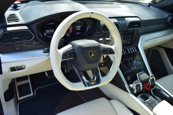 红色 Lamborghini Urus, 2019 迪拜汽车租凭 3