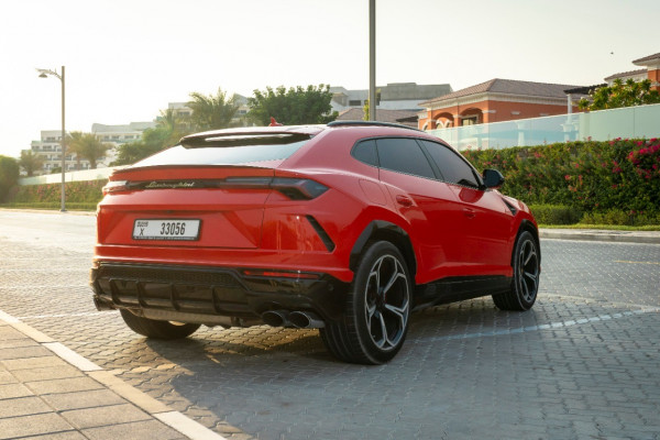 أحمر Lamborghini Urus, 2020 للإيجار في دبي 2