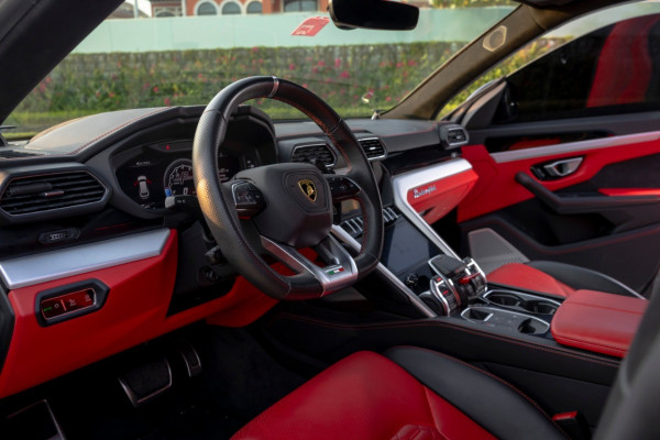 أحمر Lamborghini Urus, 2020 للإيجار في دبي 4