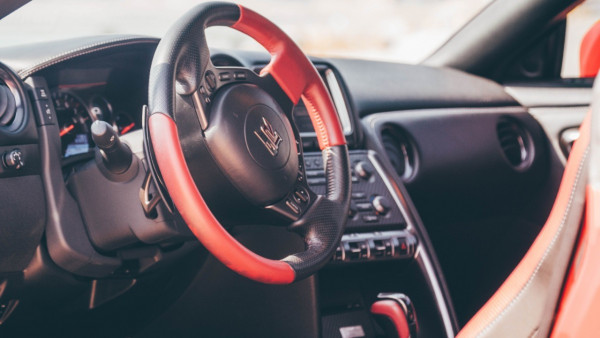 أحمر Nissan GTR, 2016 للإيجار في دبي 1