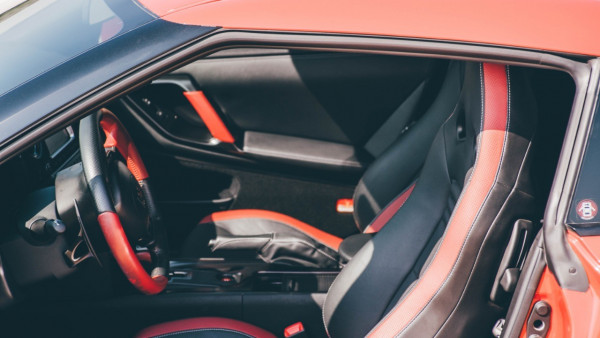 红色 Nissan GTR, 2016 迪拜汽车租凭 2
