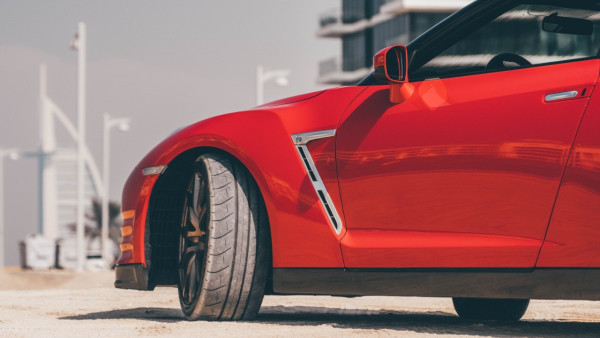 红色 Nissan GTR, 2016 迪拜汽车租凭 3