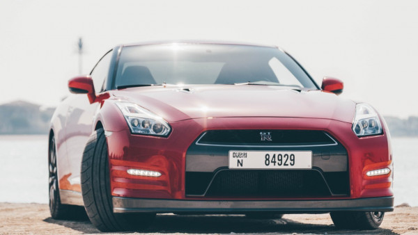 红色 Nissan GTR, 2016 迪拜汽车租凭 5