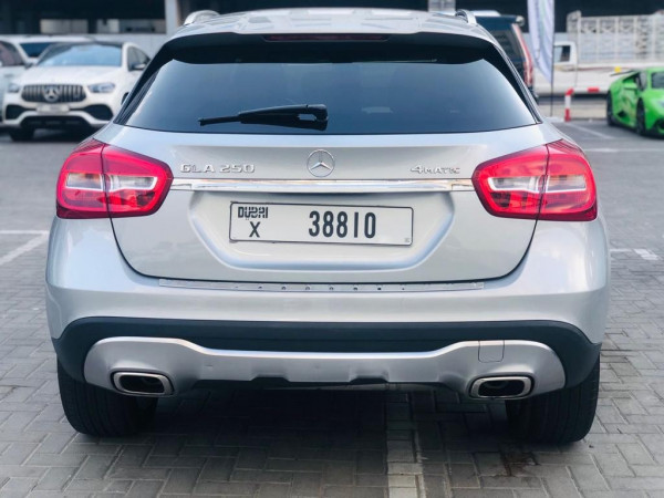 فضة Mercedes GLA, 2020 للإيجار في دبي 1