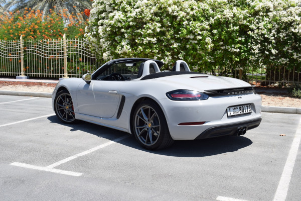 أبيض Porsche Boxster, 2018 للإيجار في دبي 1