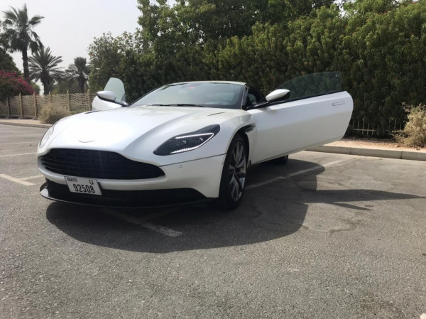 أبيض Aston Martin DB11, 2018 للإيجار في دبي 0