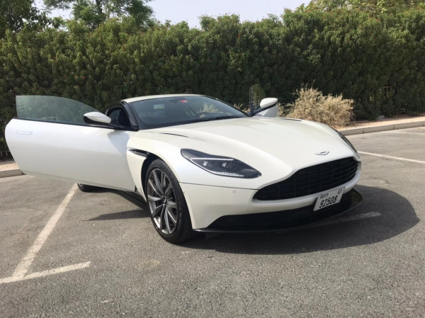 白色 Aston Martin DB11, 2018 迪拜汽车租凭 1