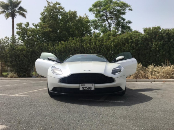 أبيض Aston Martin DB11, 2018 للإيجار في دبي 2