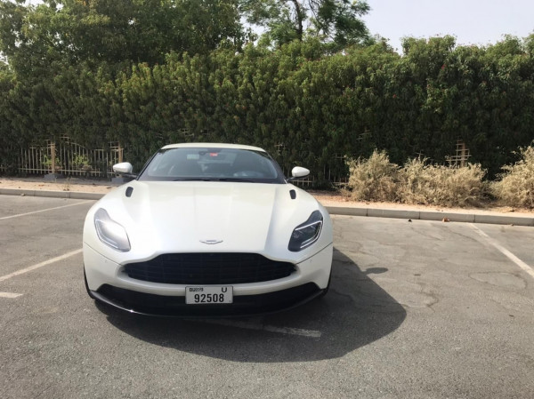 白色 Aston Martin DB11, 2018 迪拜汽车租凭 5