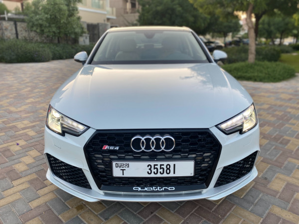 白色 Audi A4 RS4 Bodykit, 2019 迪拜汽车租凭 0