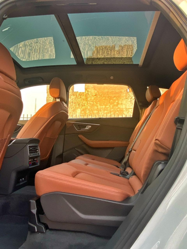 白色 Audi Q7, 2020 迪拜汽车租凭 5