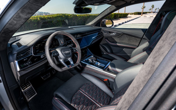 أبيض Audi RS Q8, 2021 للإيجار في دبي 2