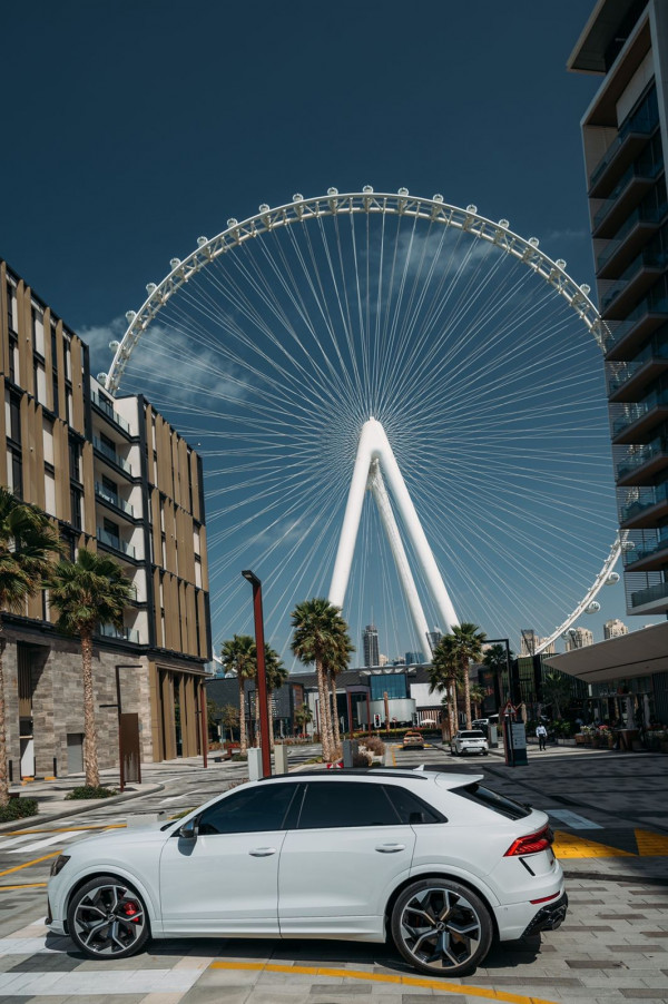 أبيض Audi RSQ8, 2021 للإيجار في دبي 3
