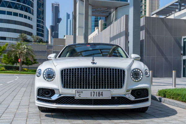 أبيض Bentley Flying Spur, 2020 للإيجار في دبي 0