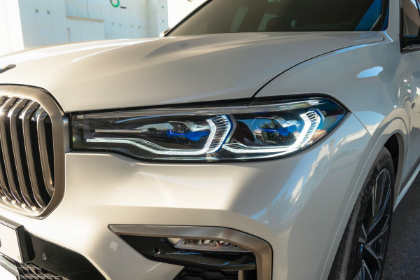 أبيض BMW X7 M50i, 2021 للإيجار في دبي 2
