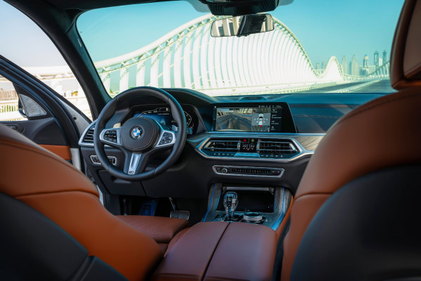 أبيض BMW X7 M50i, 2021 للإيجار في دبي 3