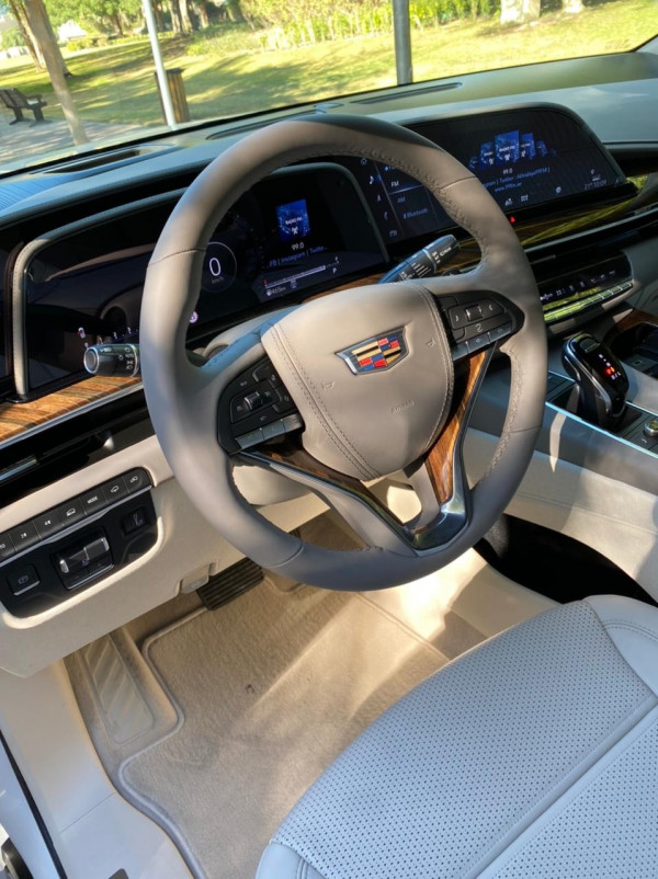 أبيض Cadillac Escalade Platinum, 2021 للإيجار في دبي 4