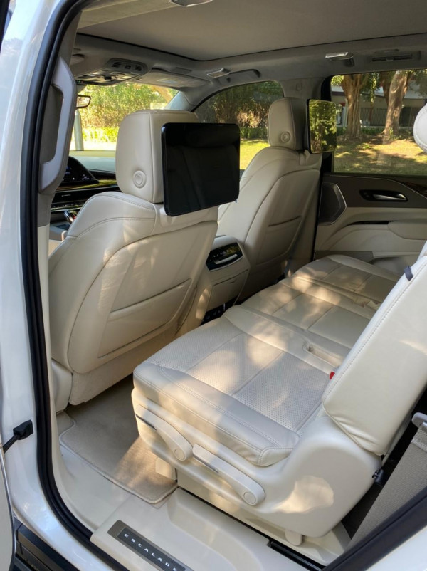 أبيض Cadillac Escalade Platinum, 2021 للإيجار في دبي 6