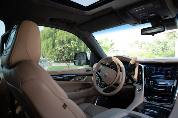 أبيض Cadillac Escalade Platinum, 2019 للإيجار في دبي 1