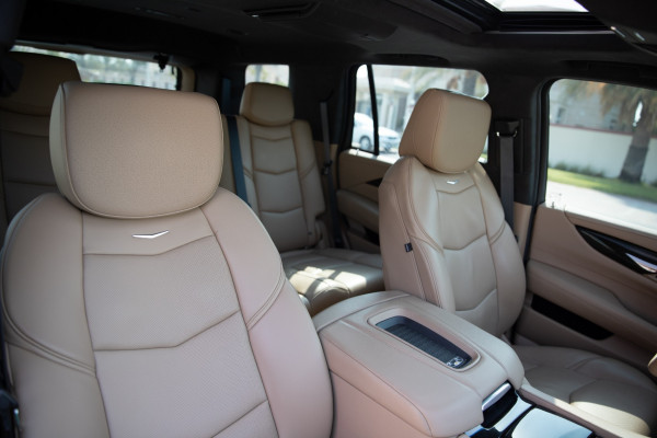 أبيض Cadillac Escalade Platinum, 2019 للإيجار في دبي 2