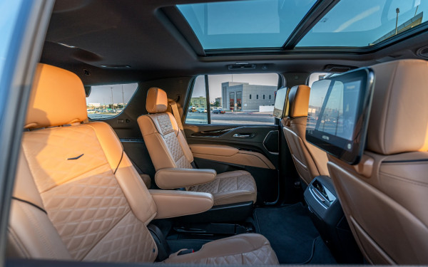 أبيض Cadillac Escalade, 2021 للإيجار في دبي 3