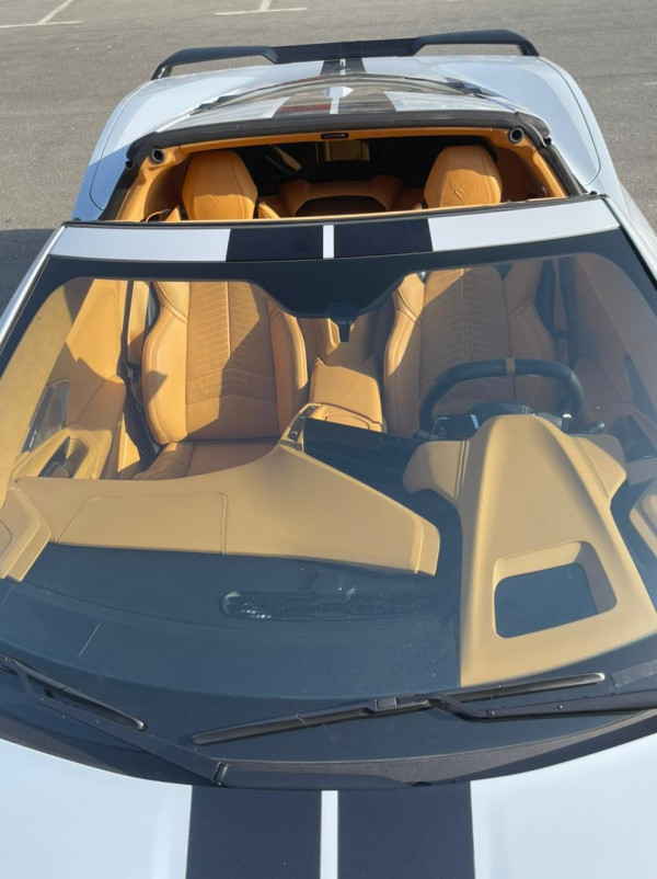 أبيض Chevrolet Corvette Stingray, 2020 للإيجار في دبي 3