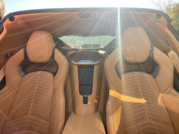أبيض Chevrolet Corvette Stingray, 2020 للإيجار في دبي 6