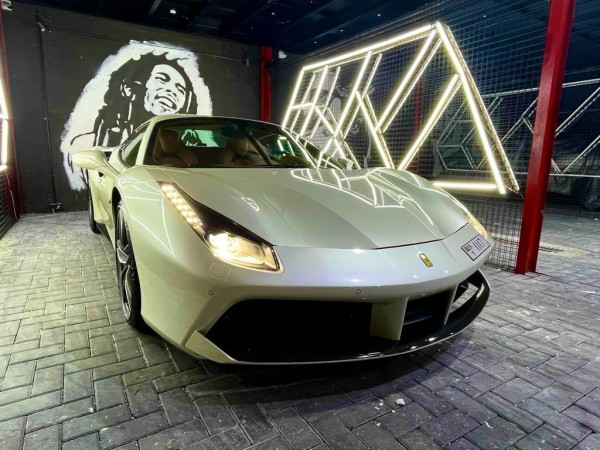 Blanc Ferrari 488 Spyder, 2018 à louer à Dubaï 0