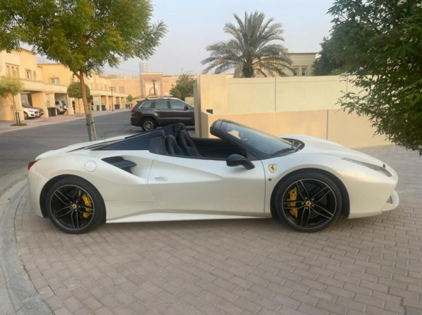 أبيض Ferrari 488, 2019 للإيجار في دبي 0
